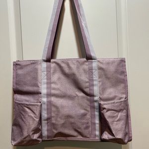 Tote with multiple pockets and zipper top